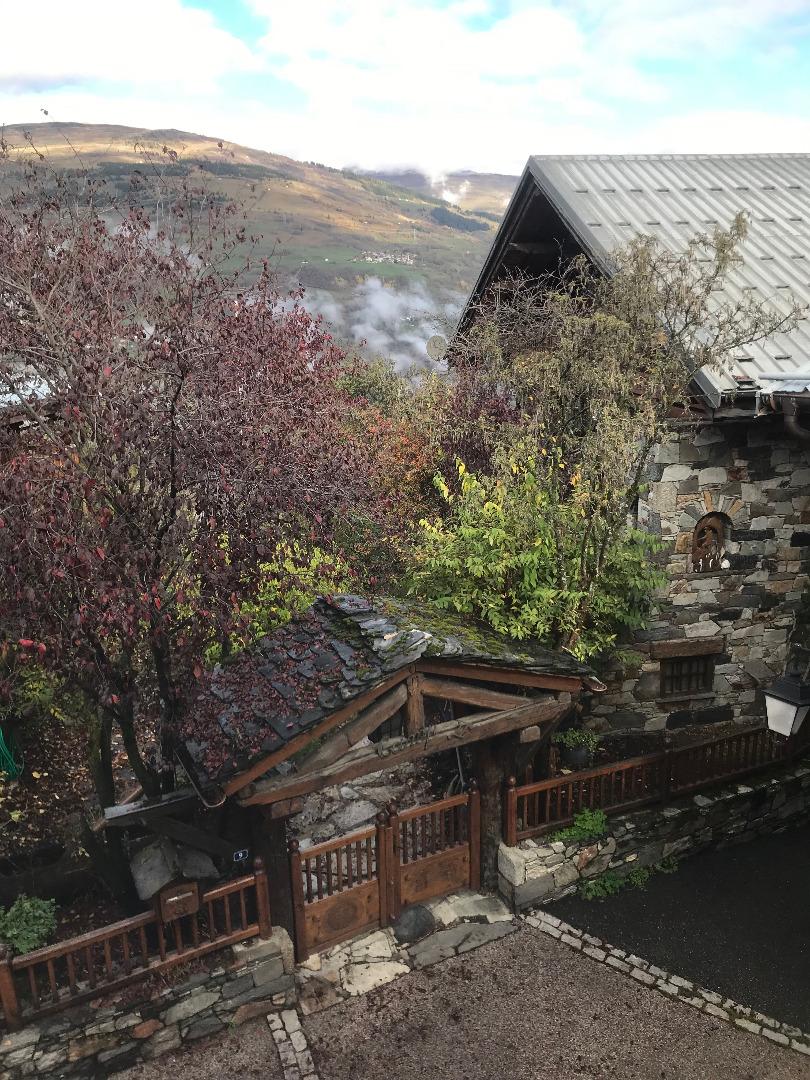 Vue dégagée du balcon sur le village et le versant du soleil