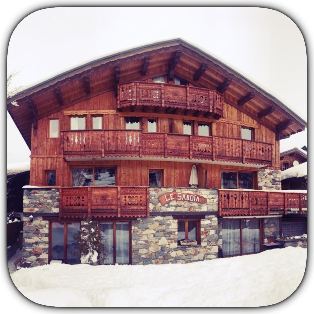 Chalet indépendant, en première ligne, face à l'arrivée des pistes l'hiver et aux jardins l'été. Appartement Sabot de Vénus au rez de chaussée, terrasse privée