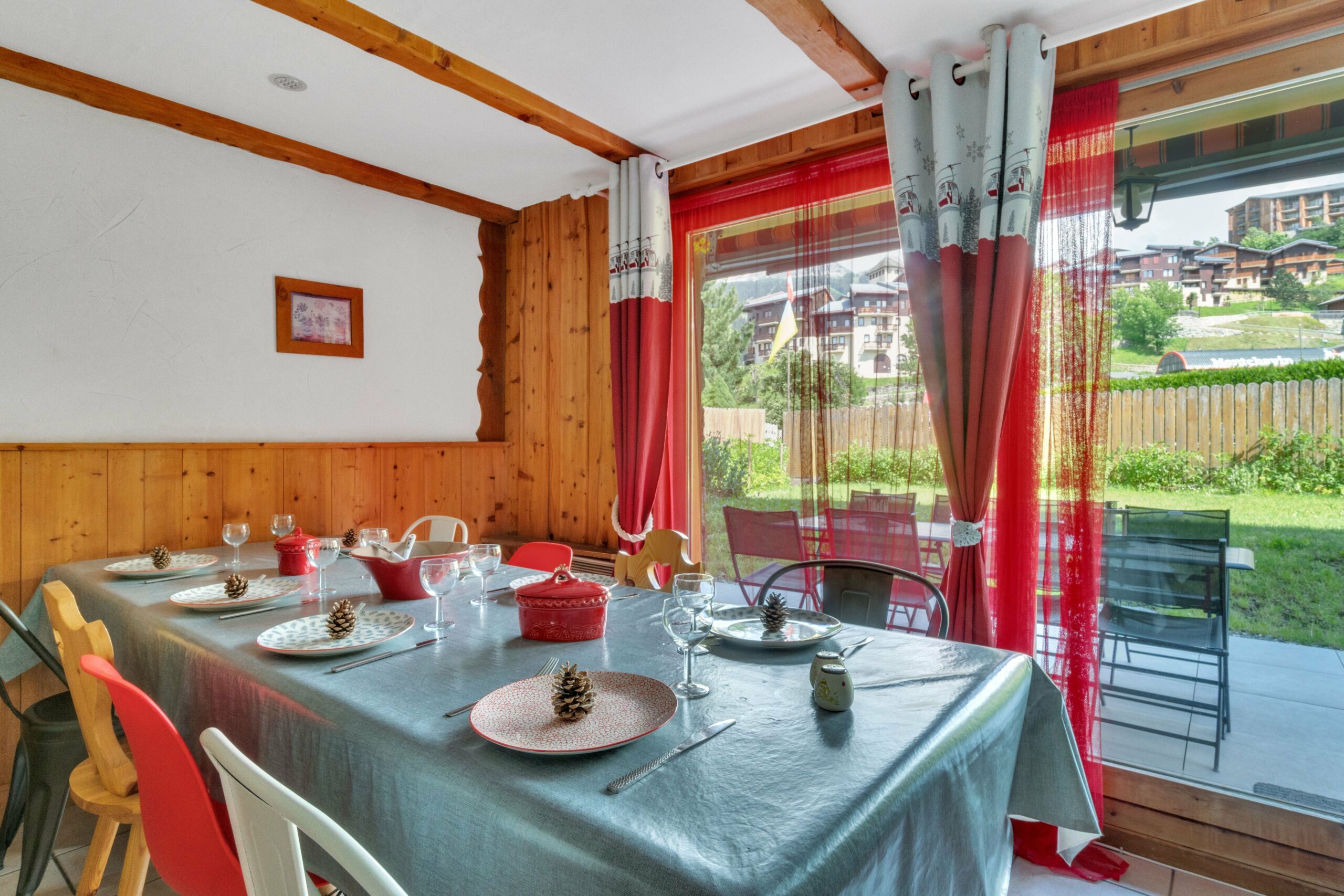 Salle à manger devant la baie, la terrasse et le jardin