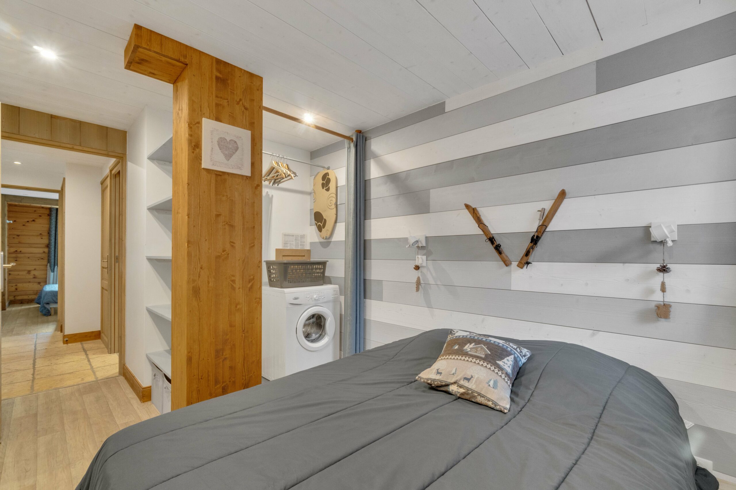 Chambre lit double avec coin machine à laver si besoin. Nombreux rangements et grande penderie.