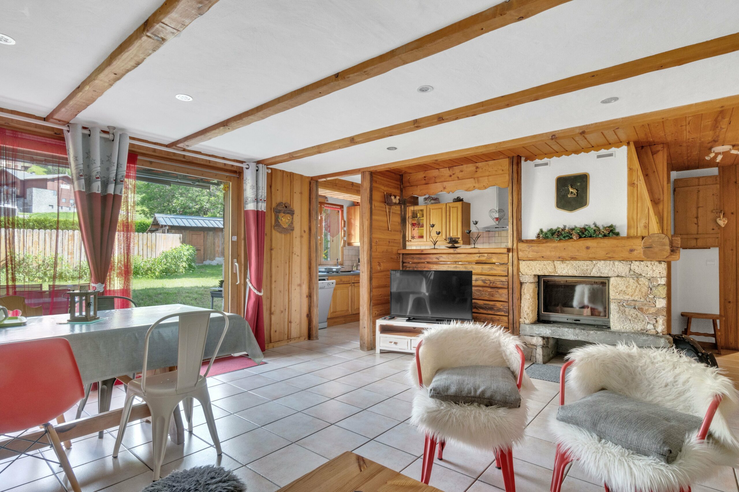 Salon/salle à manger spacieux donnant sur la terrasse, le jardin et l'arrivée des pistes