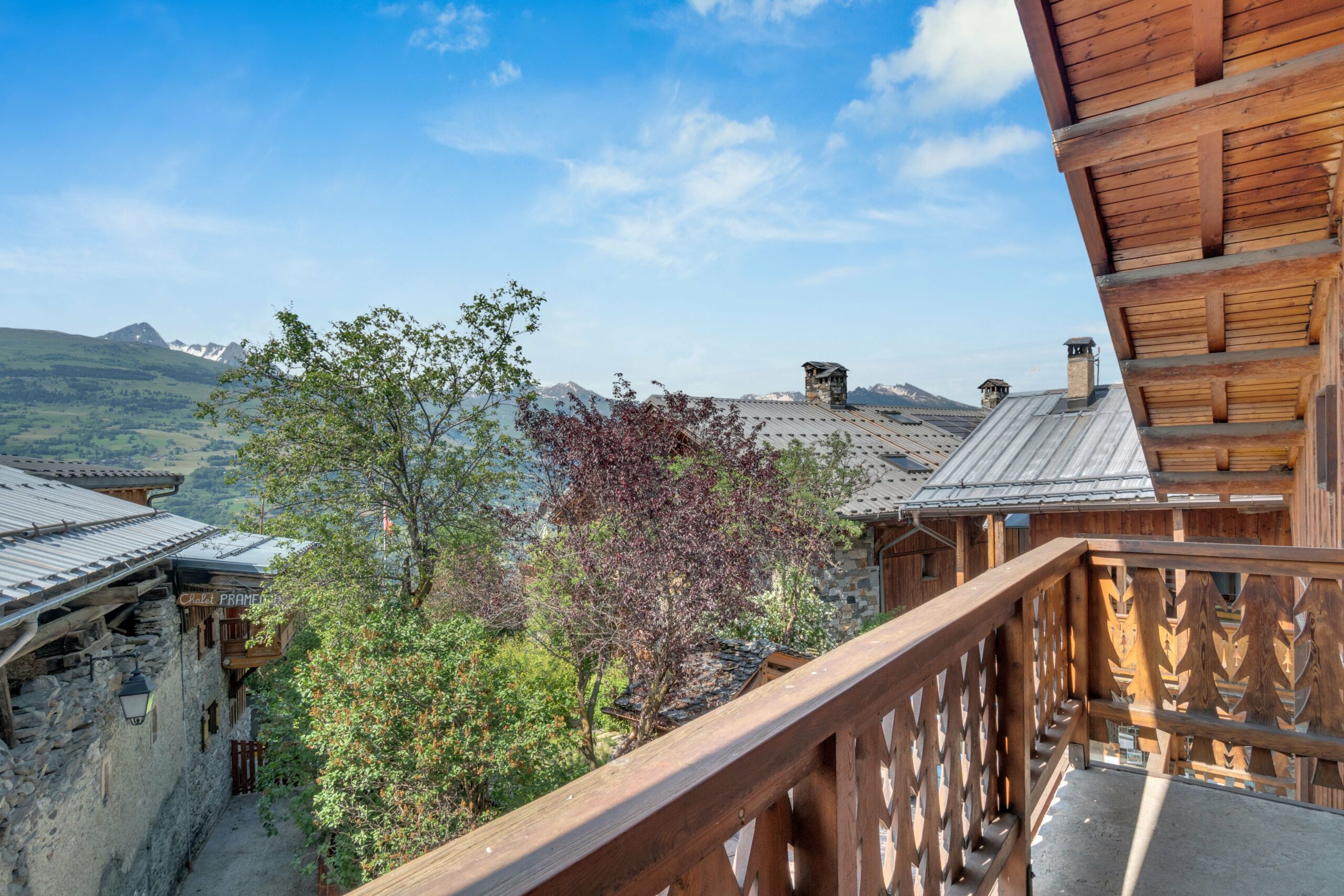Vue du balcon côté nord sur le versant d'en face