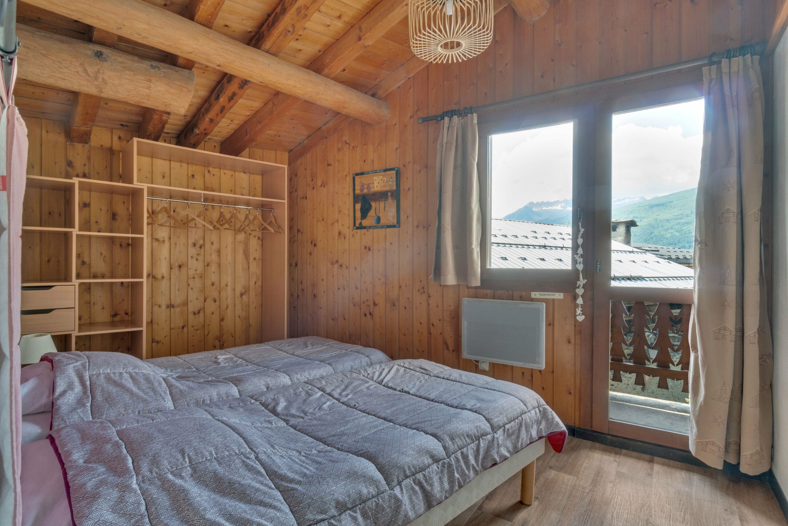 Chambre spacieuse avec balcon