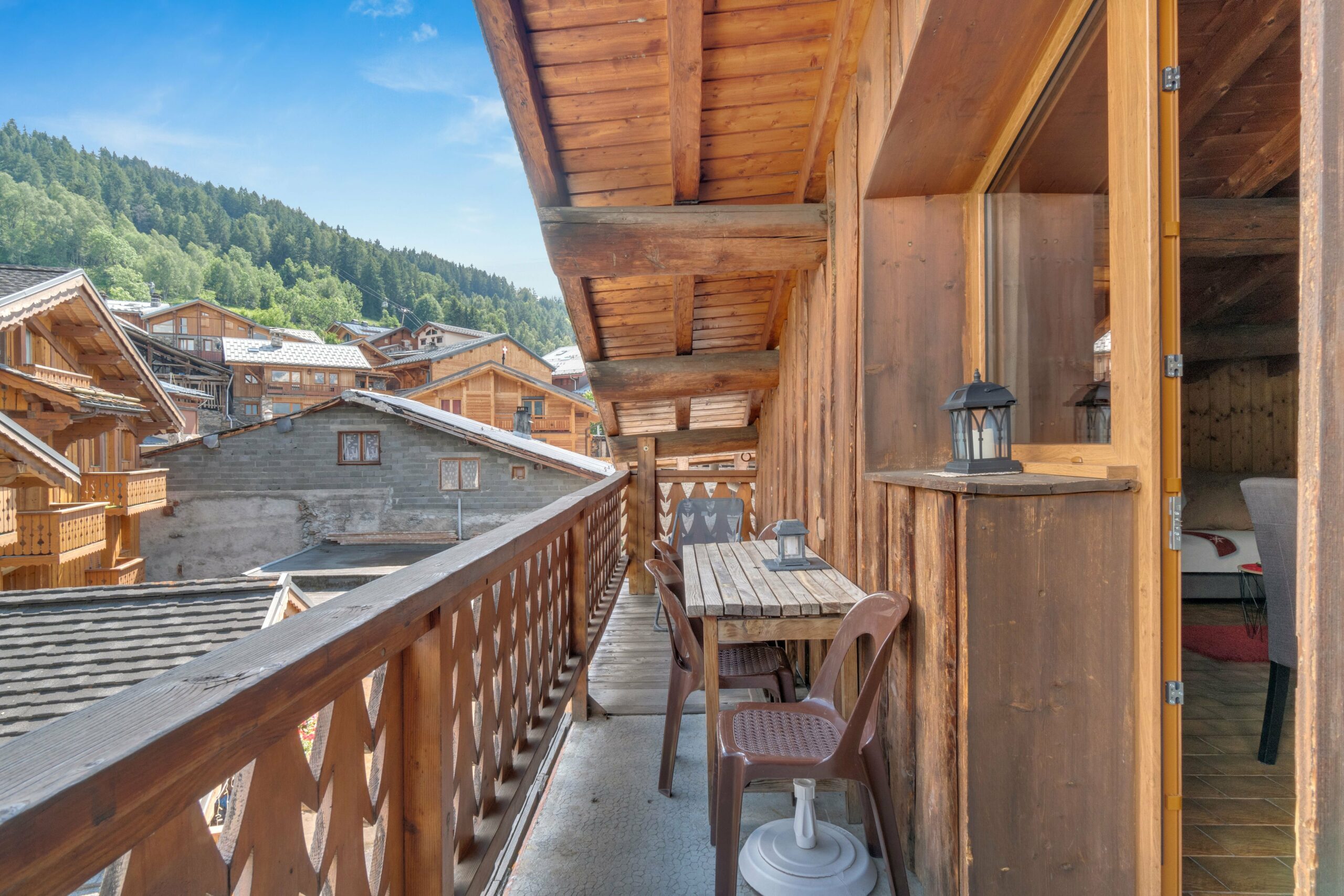 Balcon plein sud, vue pistes et jardins l'été