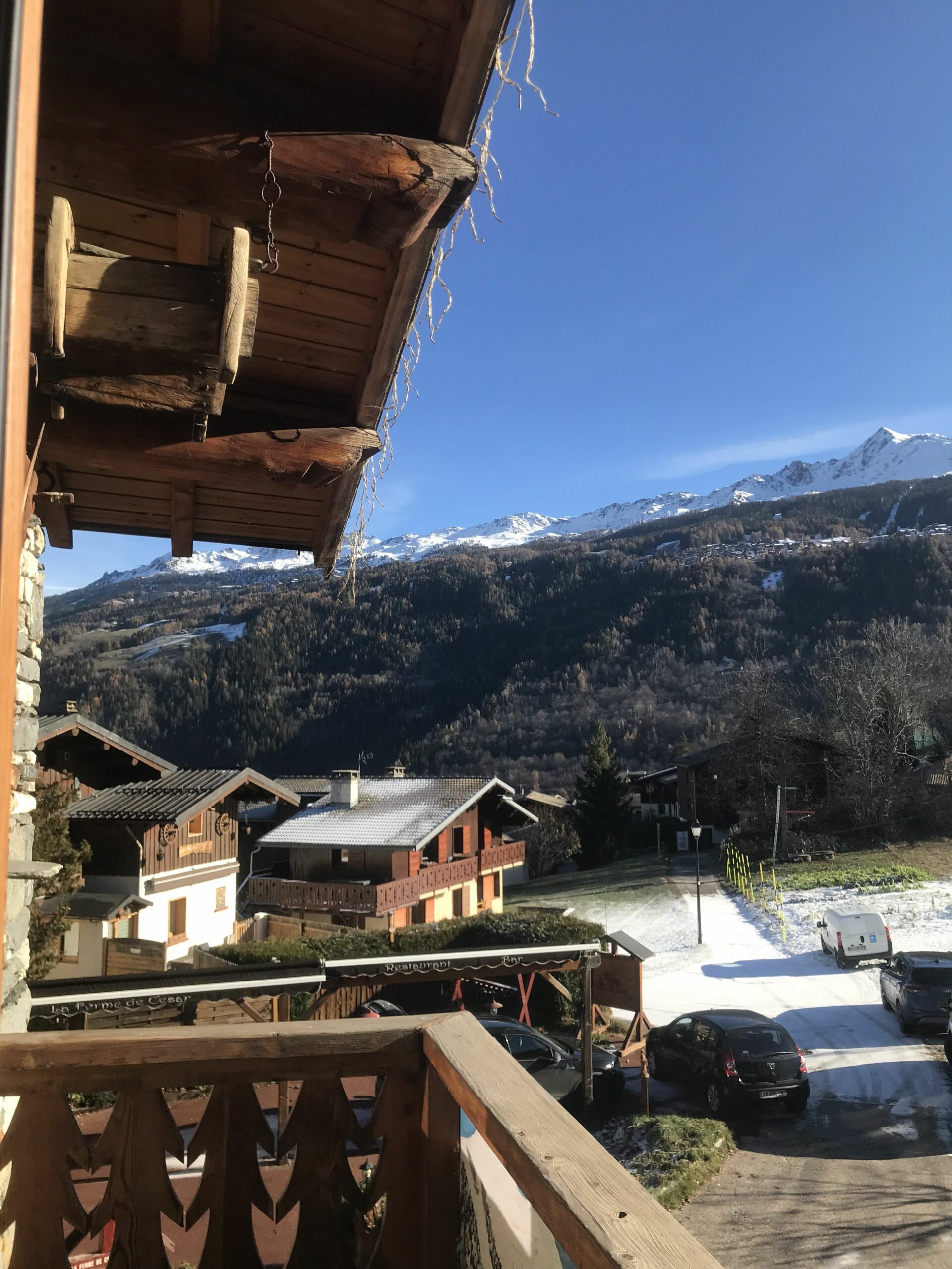 Vue sur montagnes environnantes du balcon plein sud de la salle à manger