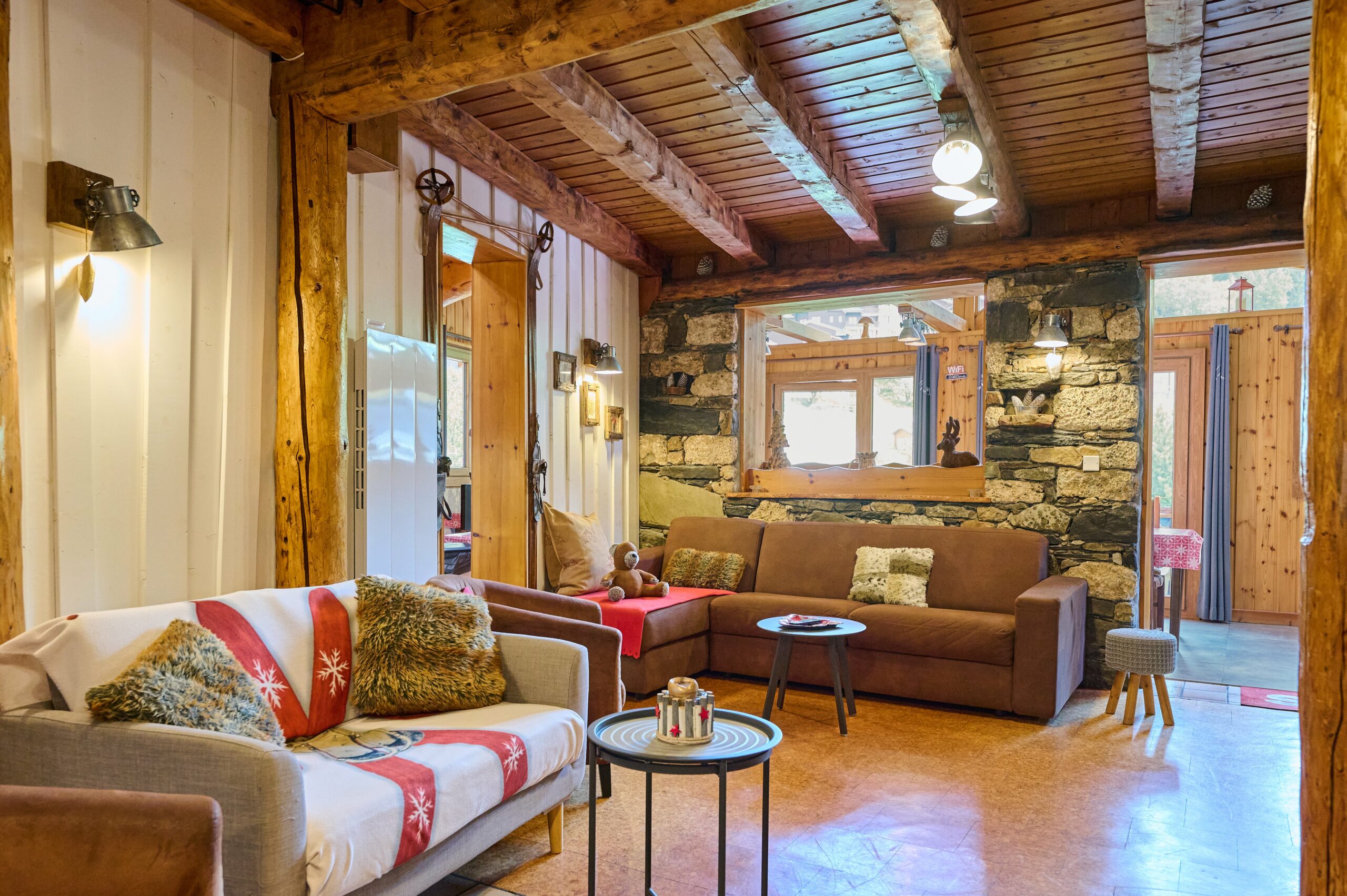 Salon avec pierre du pays