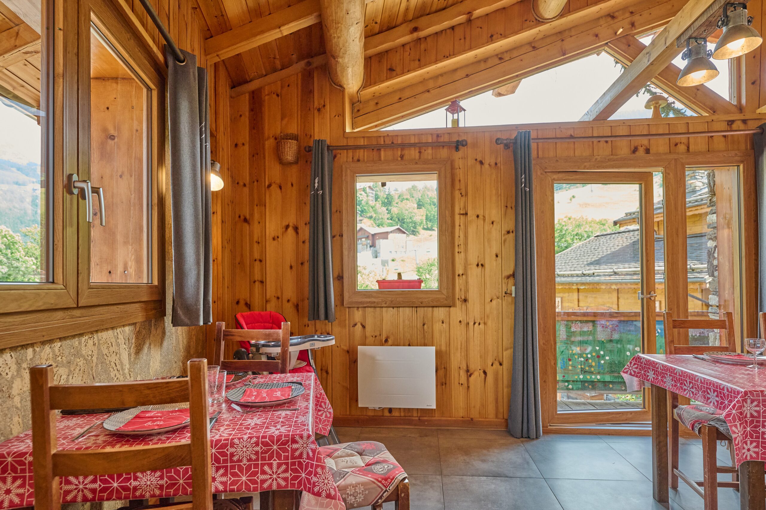 Salle à manger face aux pistes l'hiver et aux jardins l'été