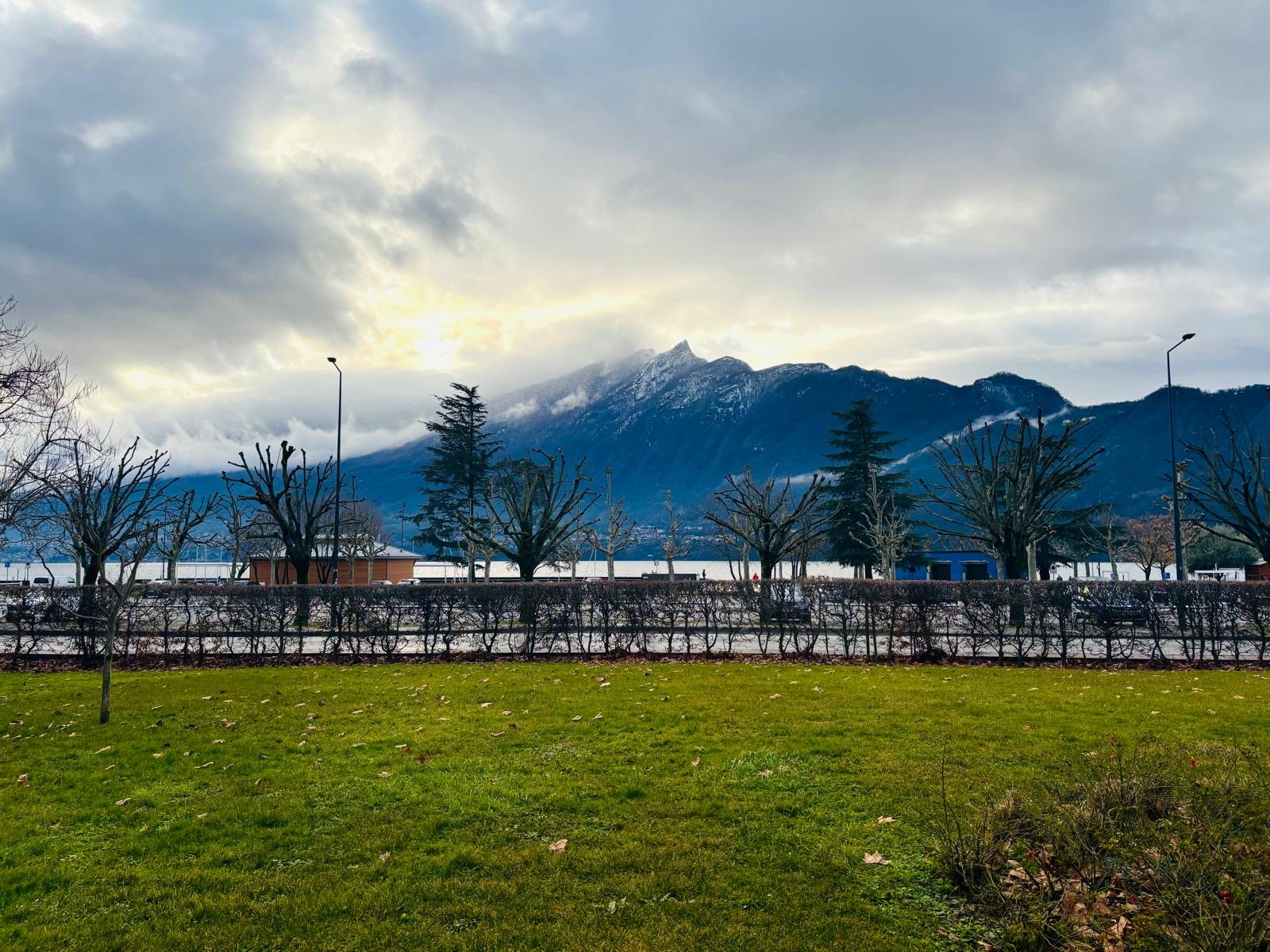 Vue de l'appartement : l'herbe, le lac et les montagnes saupoudrées de neige en janvier :)