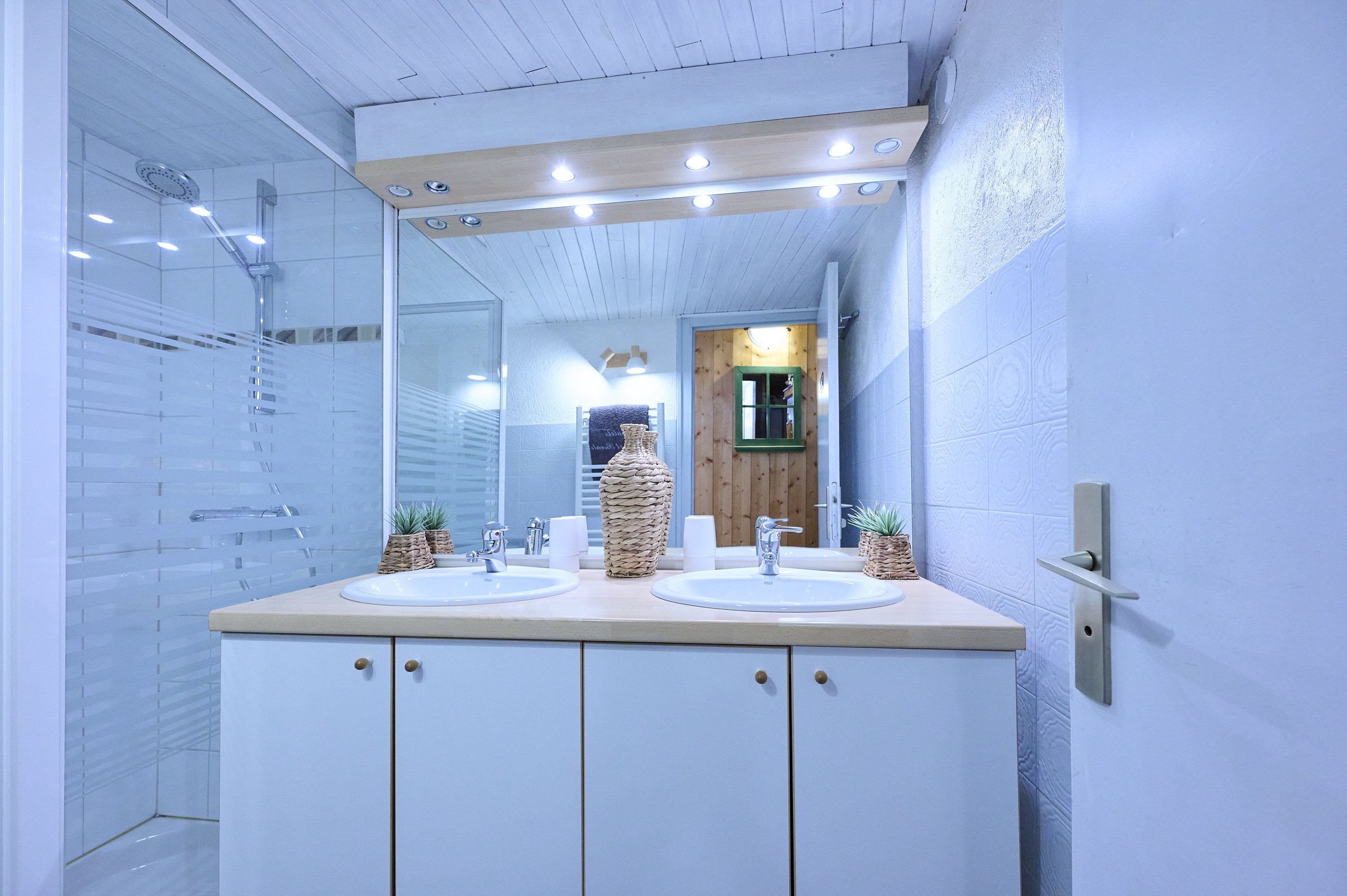 Salle de bain à l'étage, sèche serviettes, douche