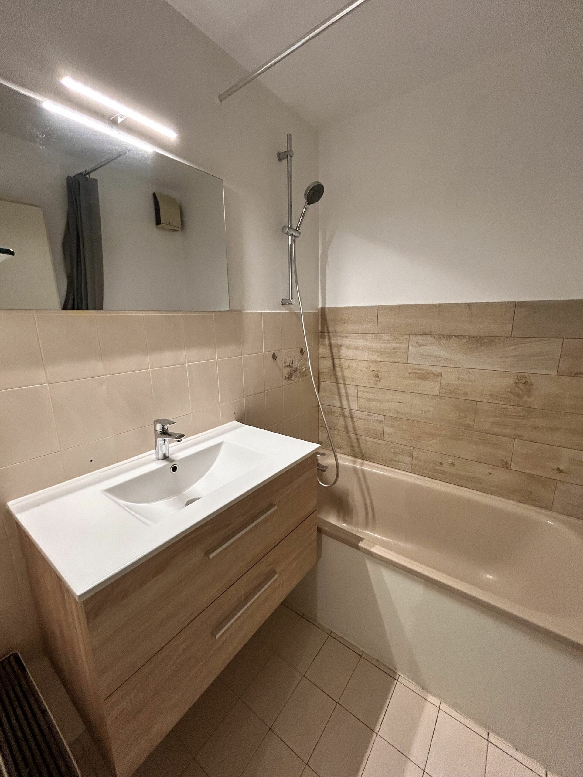 Salle de bain actuelle avant rénovation, douche à venir avec lave-linge.