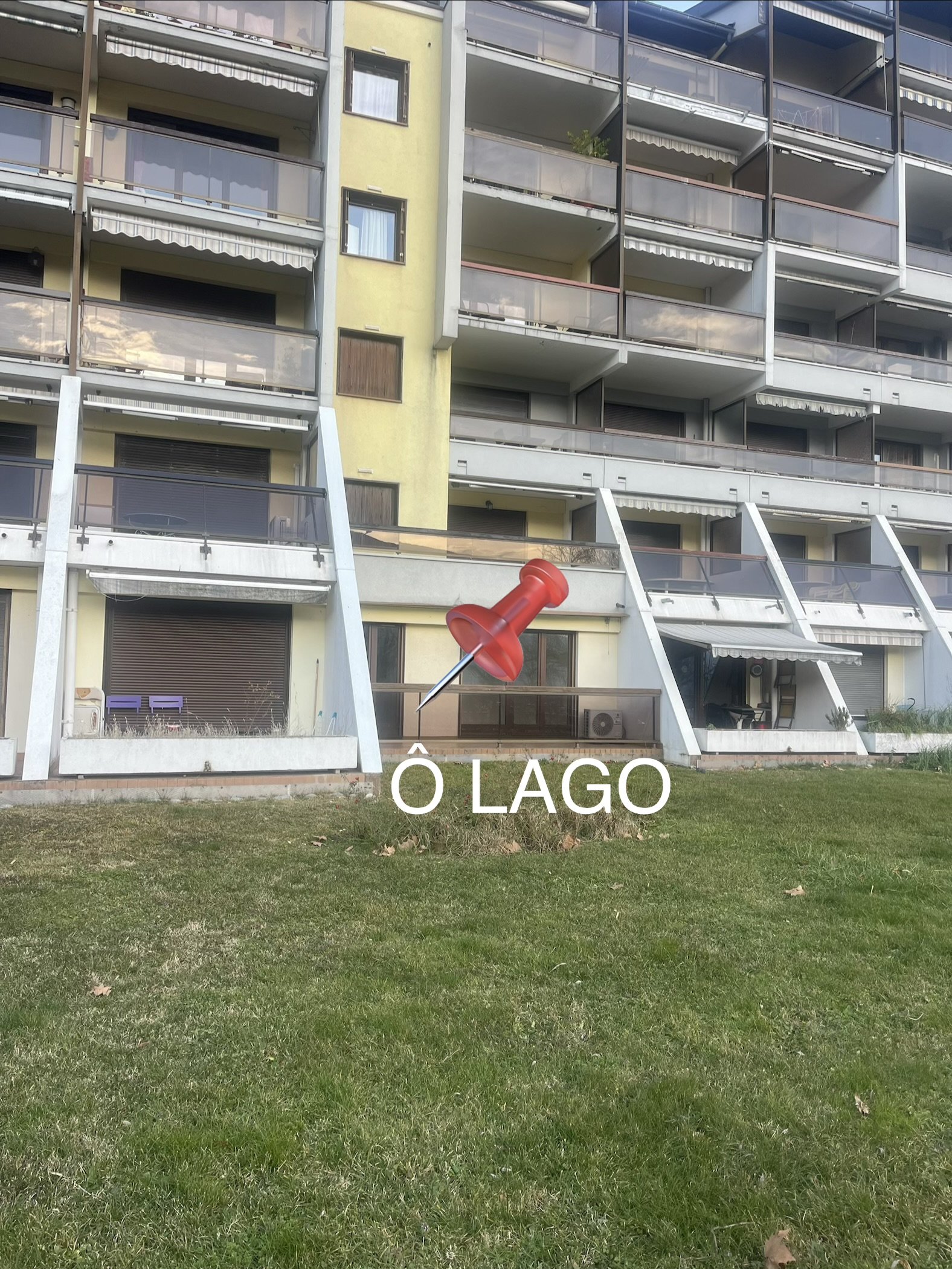 Résidence sécurisée au bord du lac, entourée de verdure