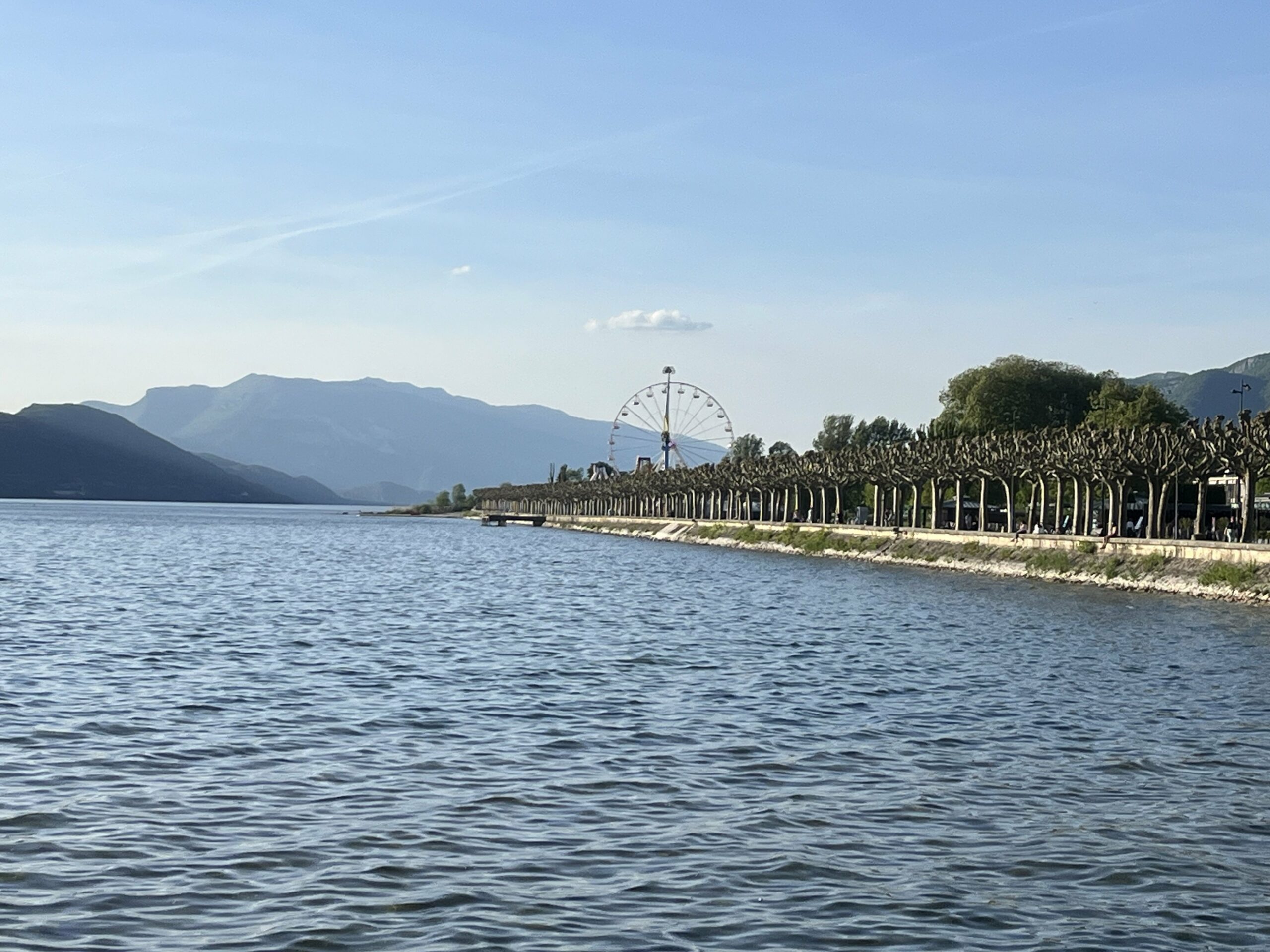 L'esplanade, vue en arrivant sur Aix Les Bains