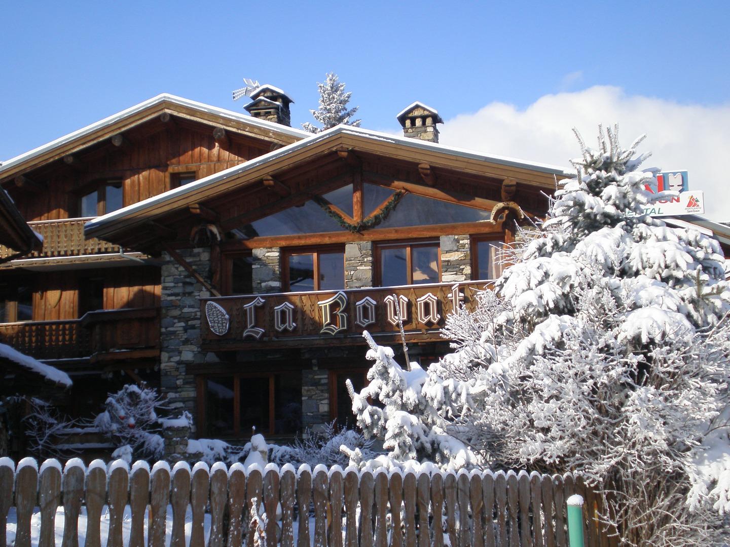 Chalet Bovate, en plein centre du vieux village de Montchavin, face aux pistes l'hiver et aux jardins l'été