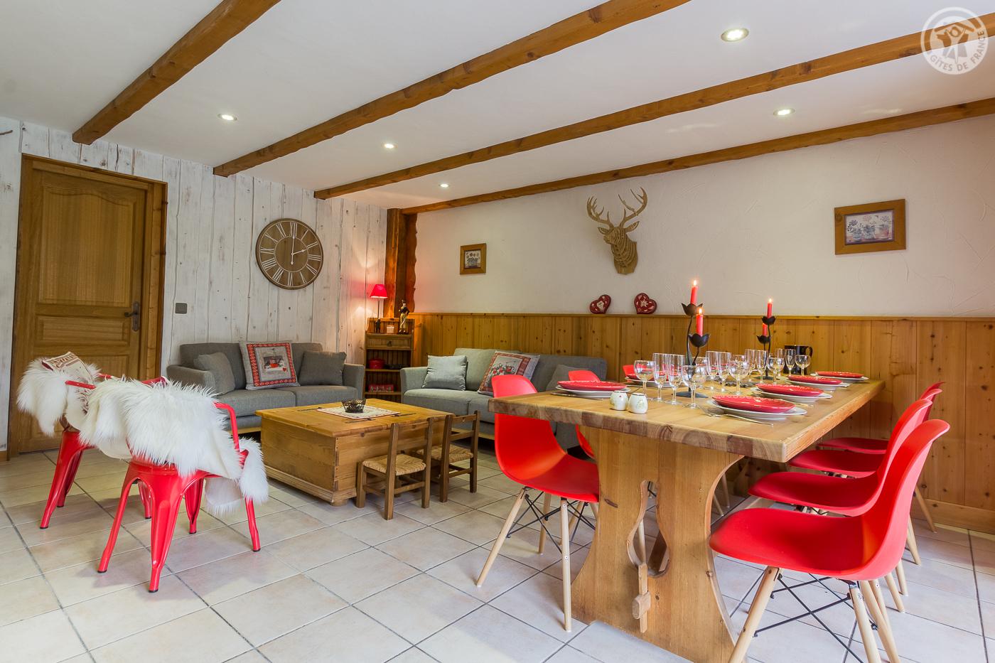 Salon/salle à manger spacieux devant la baie vitrée donnant sur l'extérieur