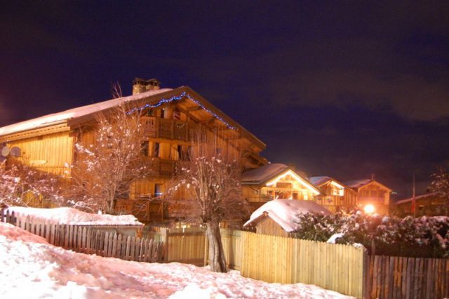 Le chalet by night.