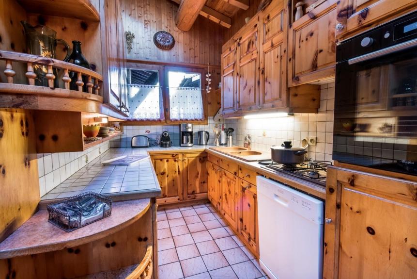 Cuisine savoyarde en bois d'arolle, très bien équipée