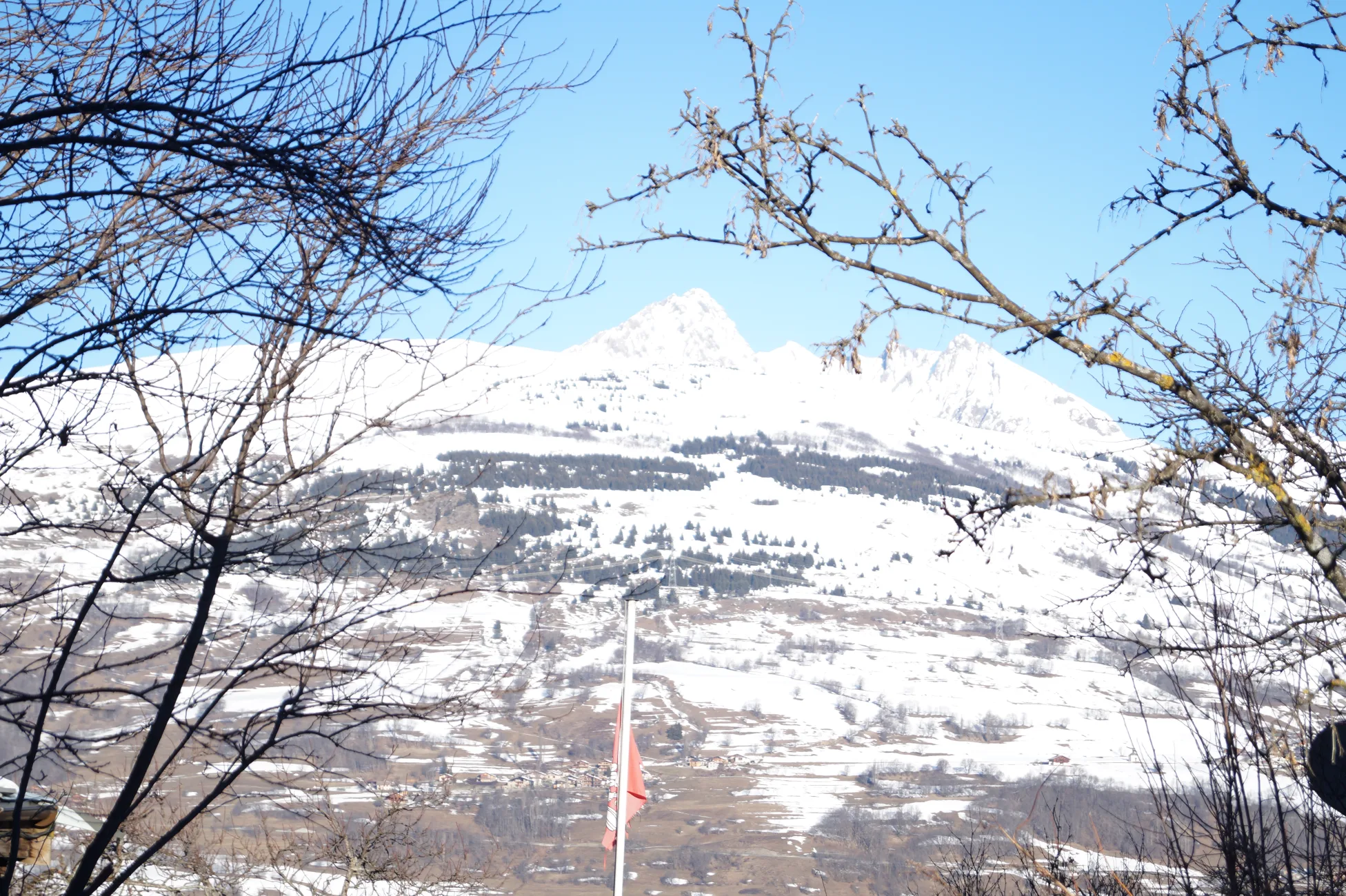 Côté nord du chalet, vue sur le versant du soleil