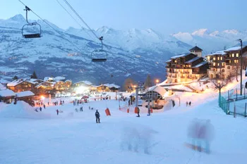 Chalet en arrière plan face à la zone débutant de la station et au départ du télésiège